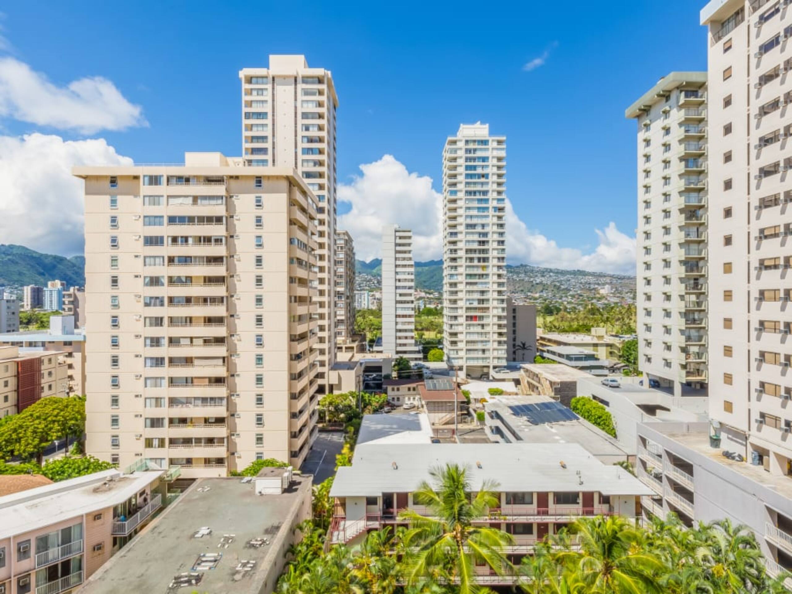 Condo in Honolulu · ★4.33 · 1 bedroom · 2 beds · 1 private bath - Image 14