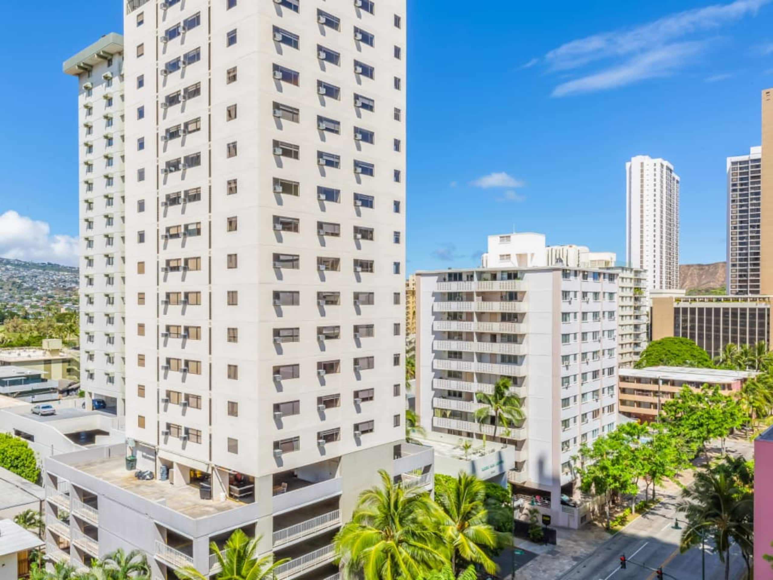 Condo in Honolulu · ★4.33 · 1 bedroom · 2 beds · 1 private bath - Image 13