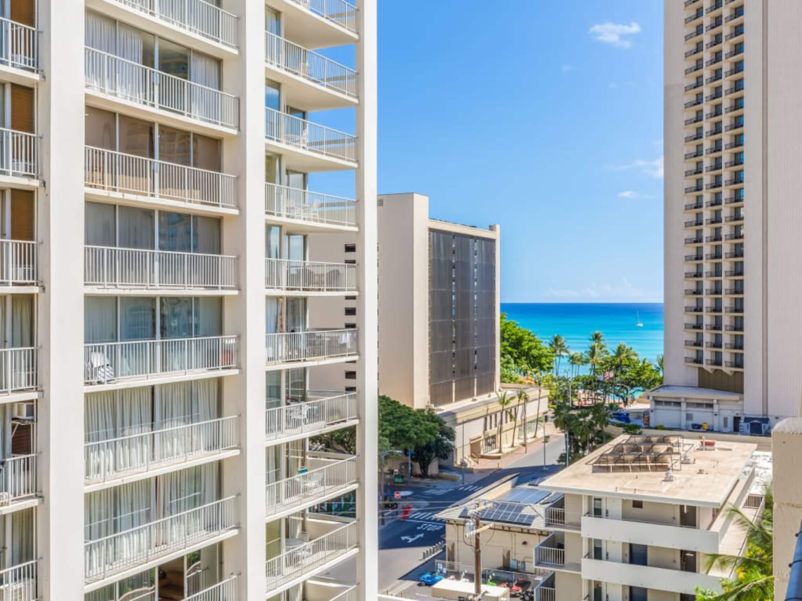 Condo in Honolulu · ★4.33 · 1 bedroom · 2 beds · 1 private bath - Image 12
