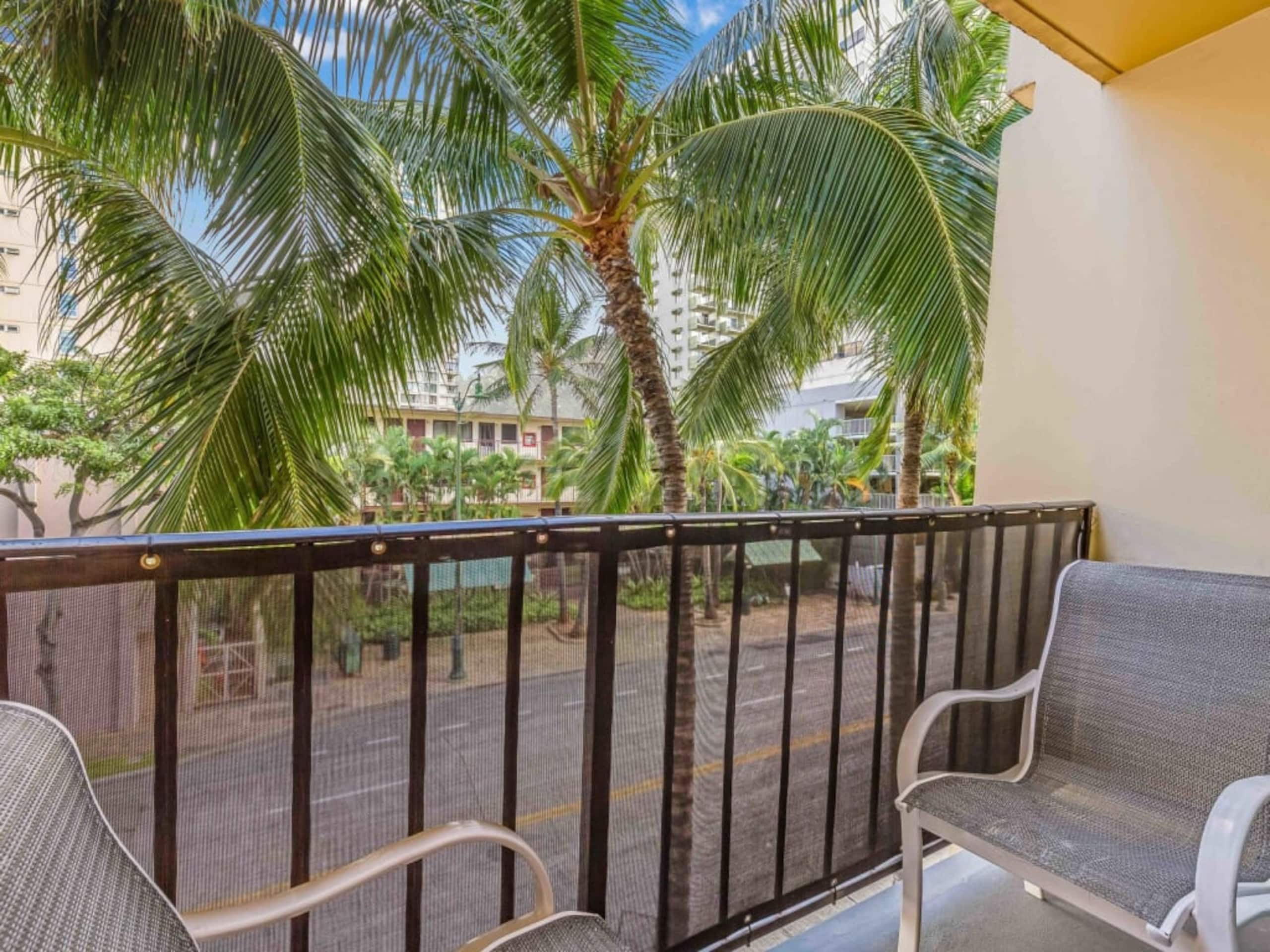Condo in Honolulu · ★4.32 · Studio · 2 beds · 1 private bath - Image 25