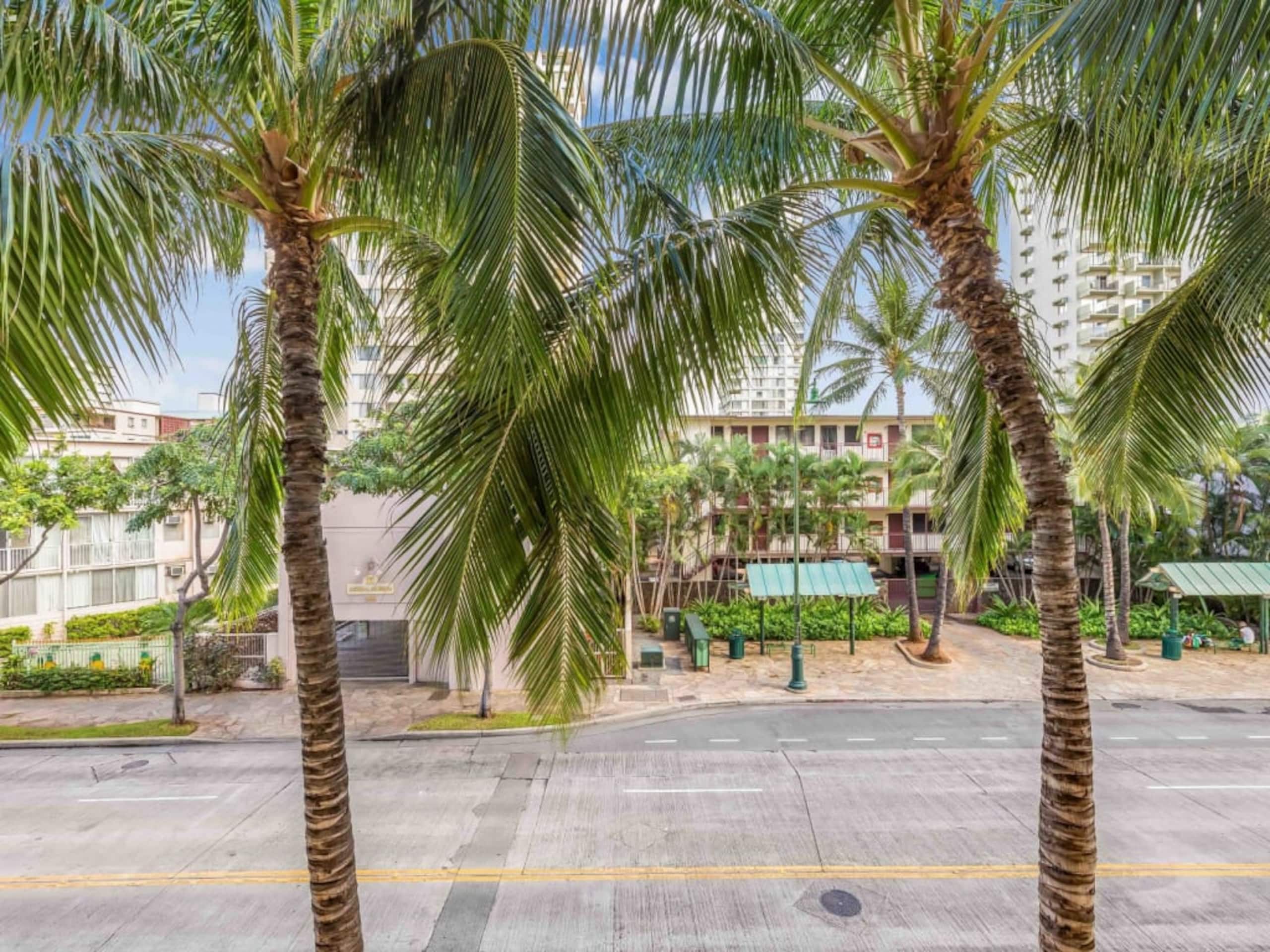 Condo in Honolulu · ★4.32 · Studio · 2 beds · 1 private bath - Image 33