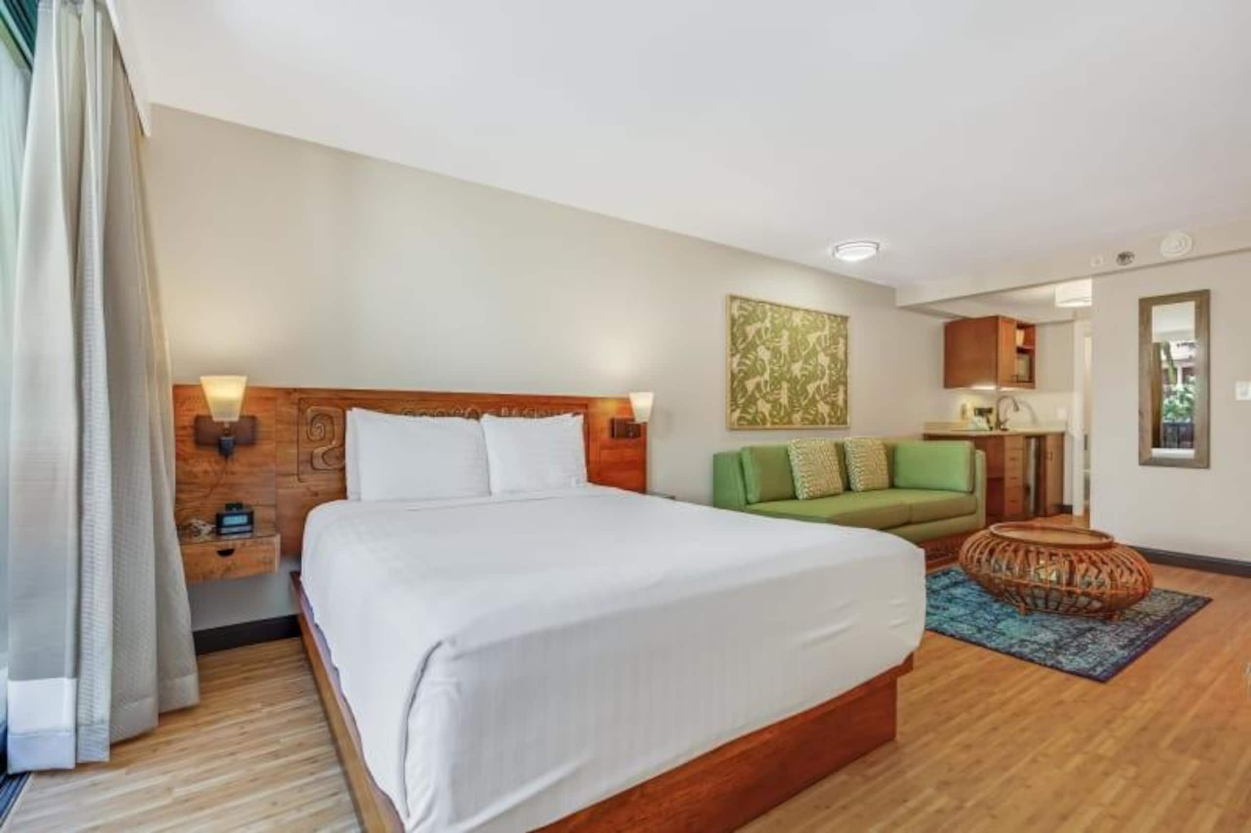 Condo in Honolulu · ★4.32 · Studio · 2 beds · 1 private bath - Image 4