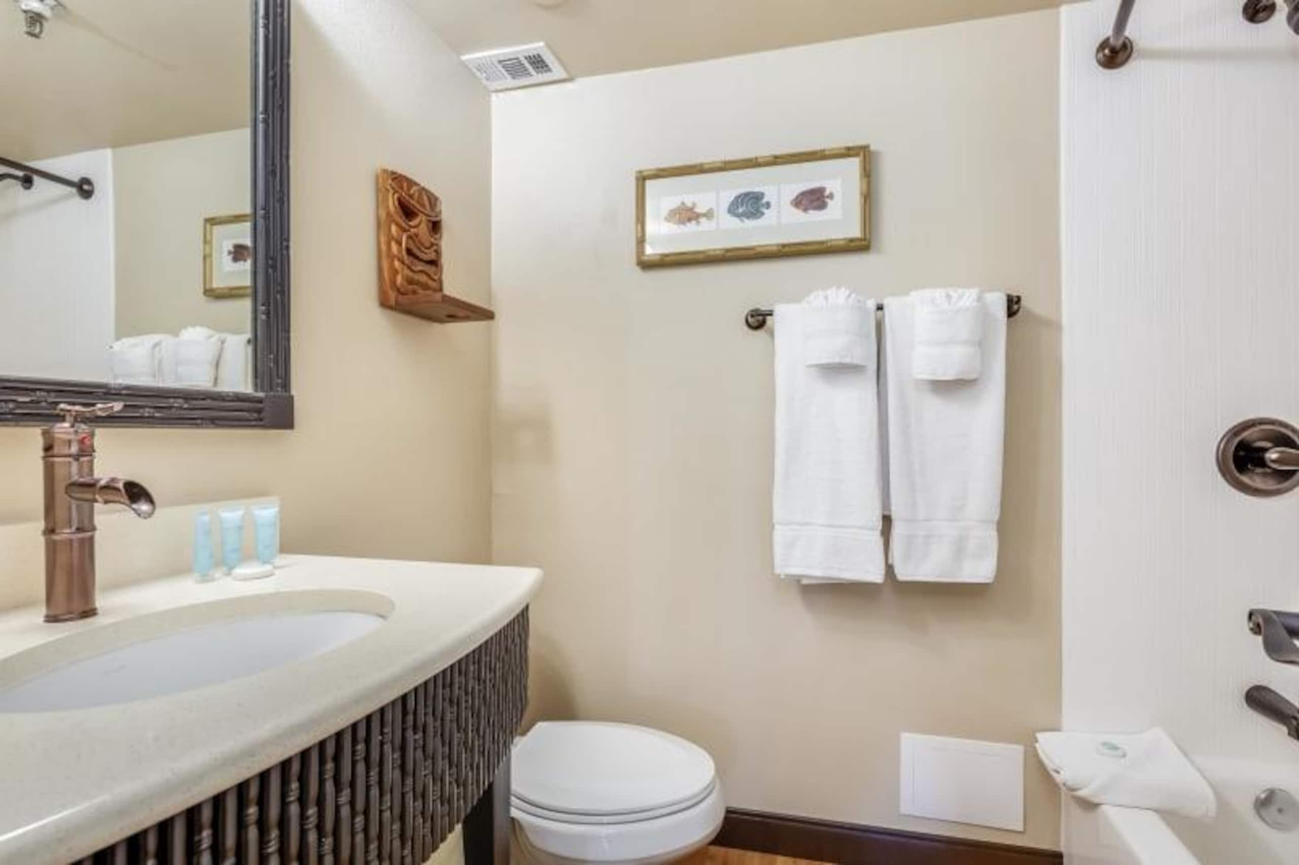 Condo in Honolulu · ★4.32 · Studio · 2 beds · 1 private bath - Image 14
