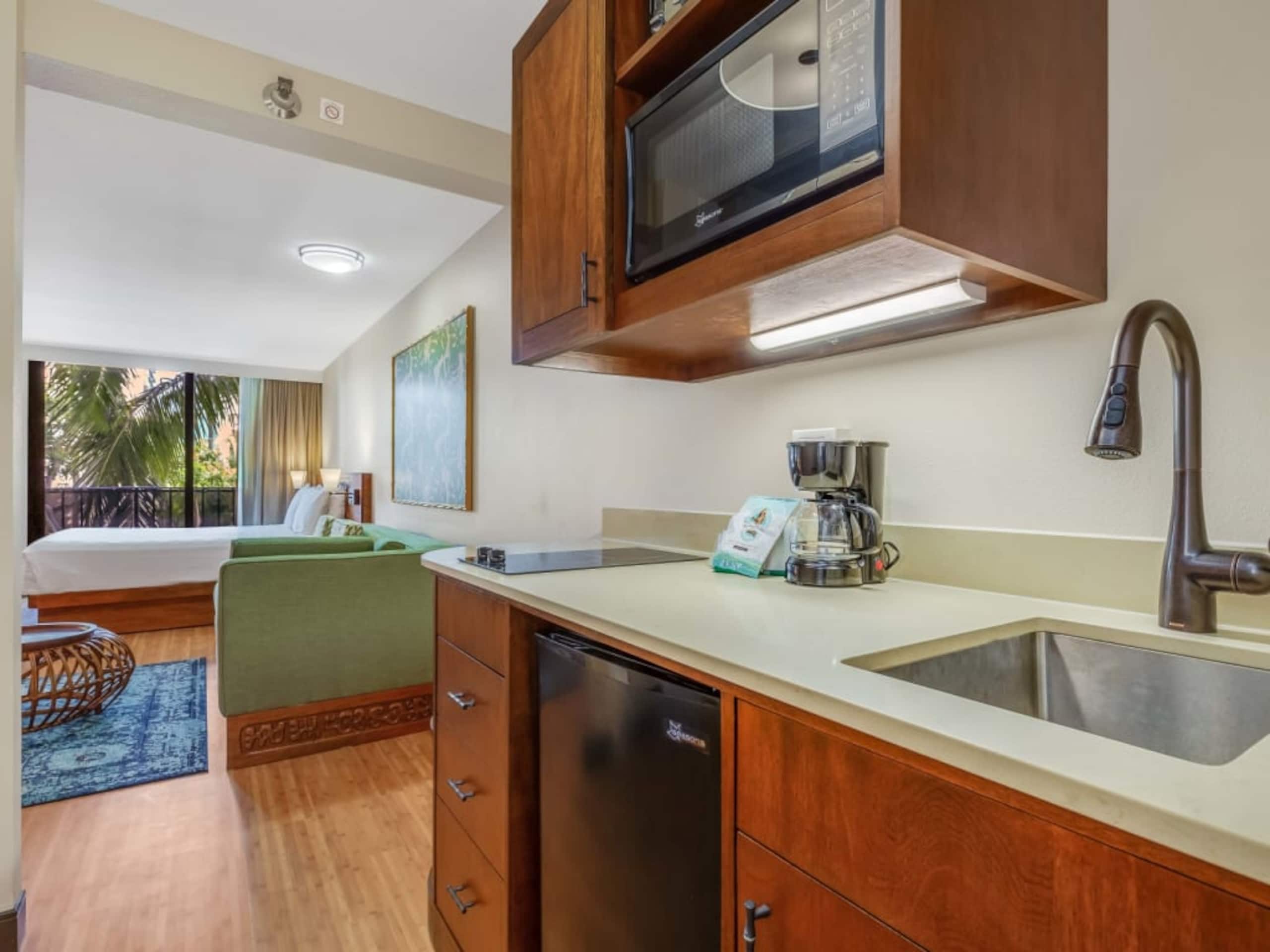 Condo in Honolulu · ★4.32 · Studio · 2 beds · 1 private bath - Image 31