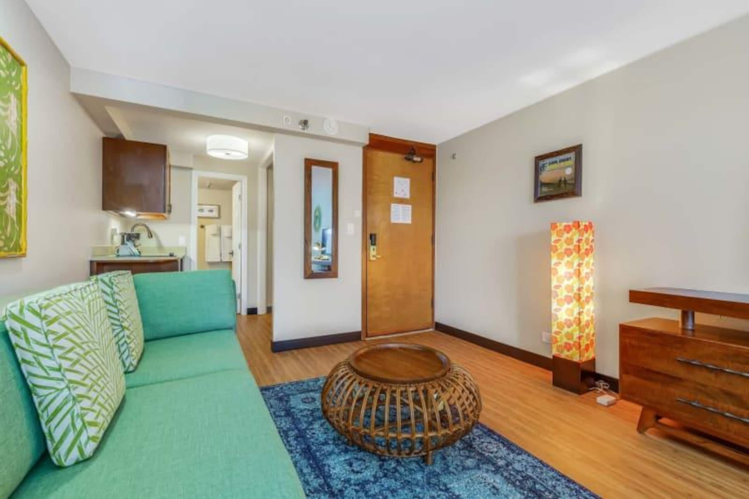 Condo in Honolulu · ★4.32 · Studio · 2 beds · 1 private bath - Image 12