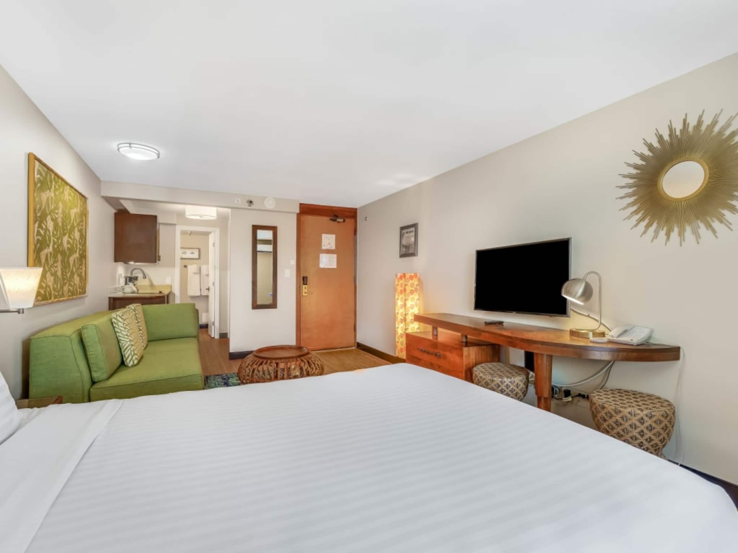 Condo in Honolulu · ★4.32 · Studio · 2 beds · 1 private bath - Image 28