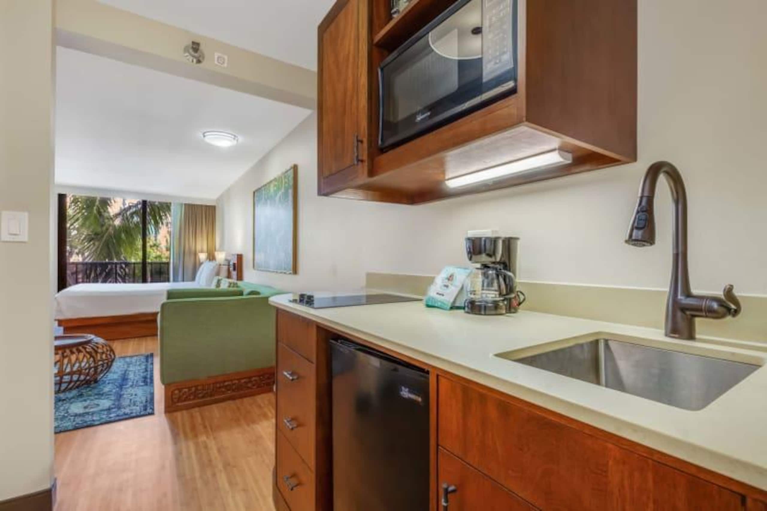 Condo in Honolulu · ★4.32 · Studio · 2 beds · 1 private bath - Image 7