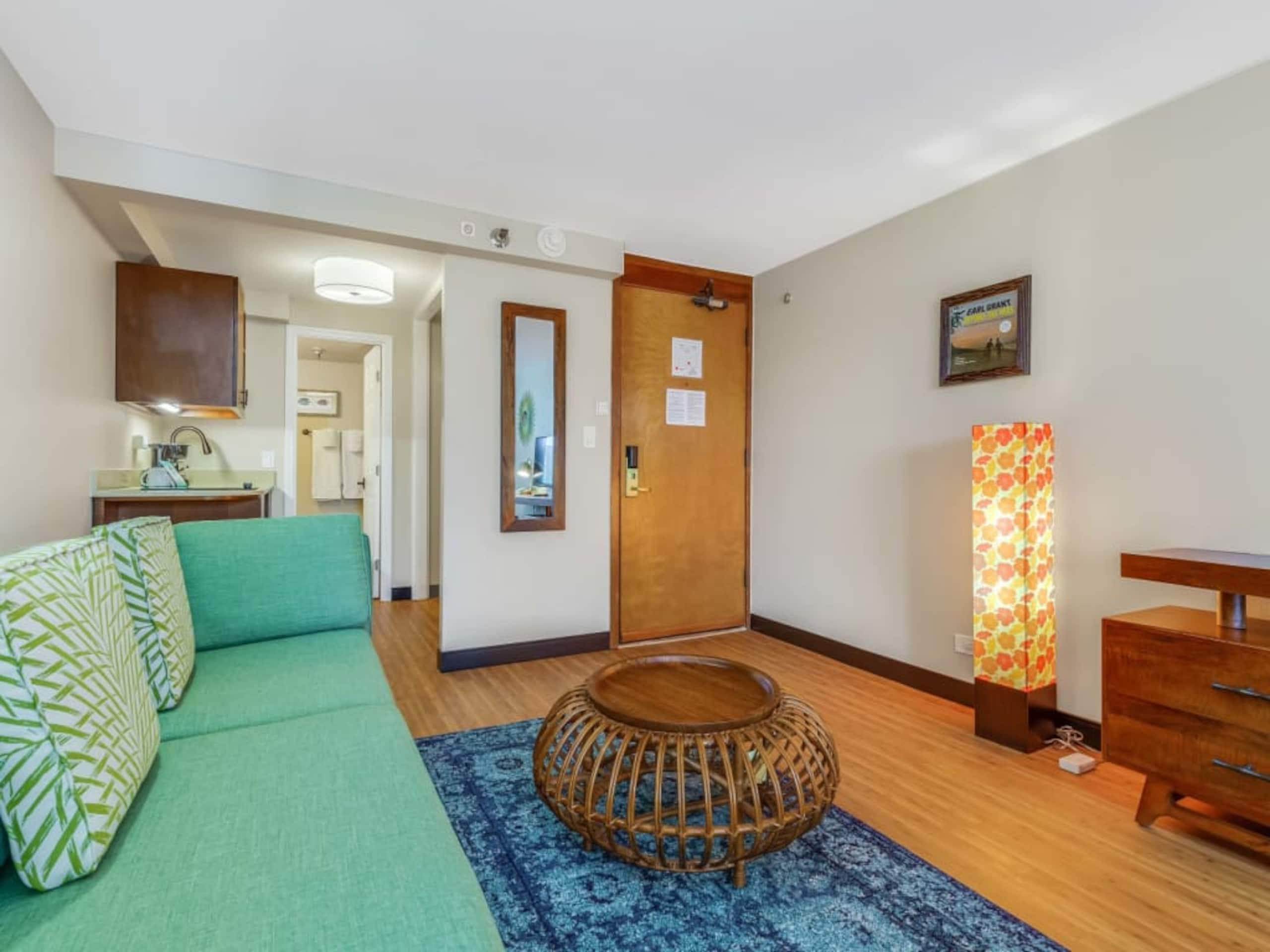 Condo in Honolulu · ★4.32 · Studio · 2 beds · 1 private bath - Image 6