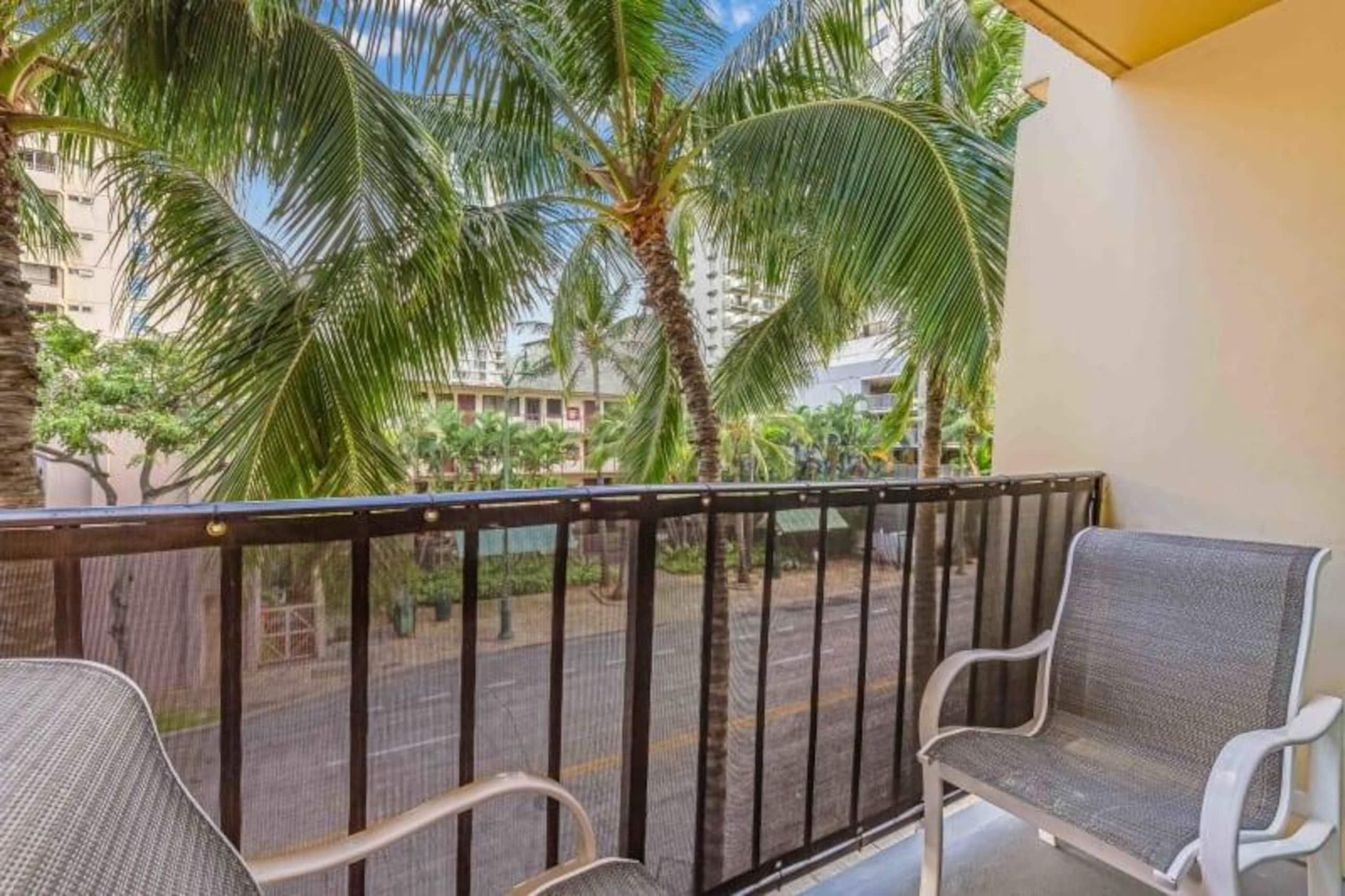 Condo in Honolulu · ★4.32 · Studio · 2 beds · 1 private bath - Image 1