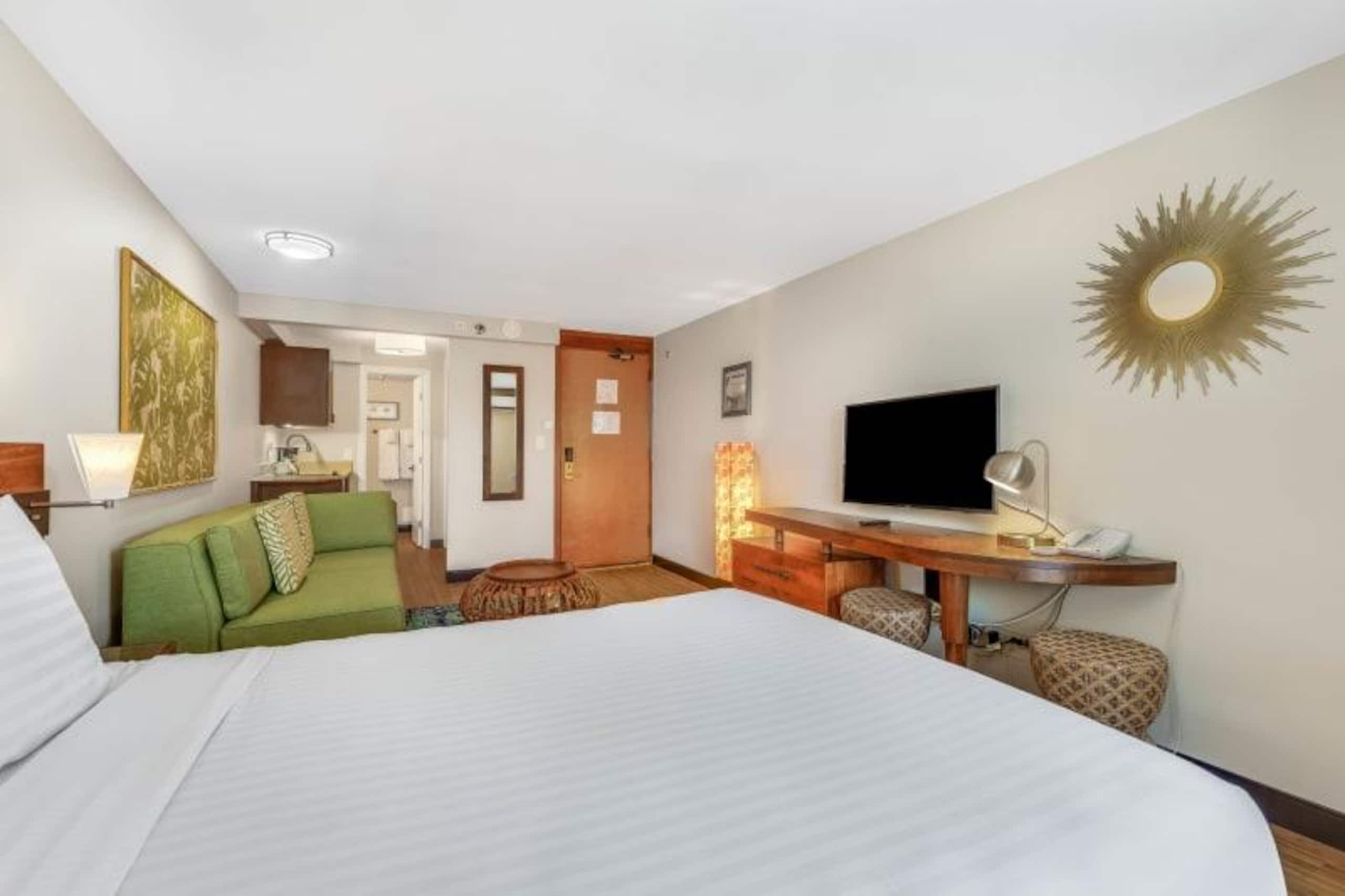 Condo in Honolulu · ★4.32 · Studio · 2 beds · 1 private bath - Image 11