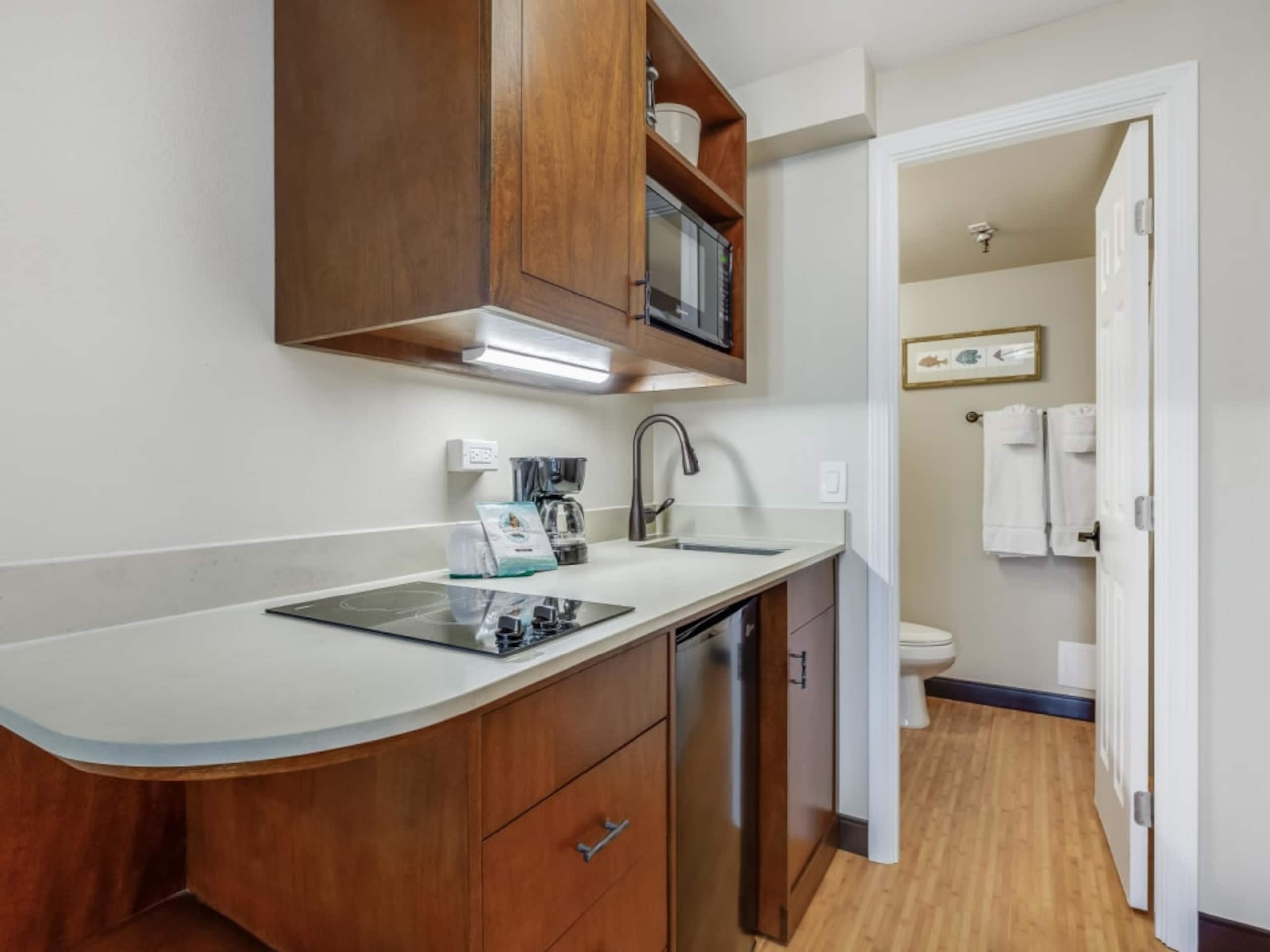 Condo in Honolulu · ★4.32 · Studio · 2 beds · 1 private bath - Image 32