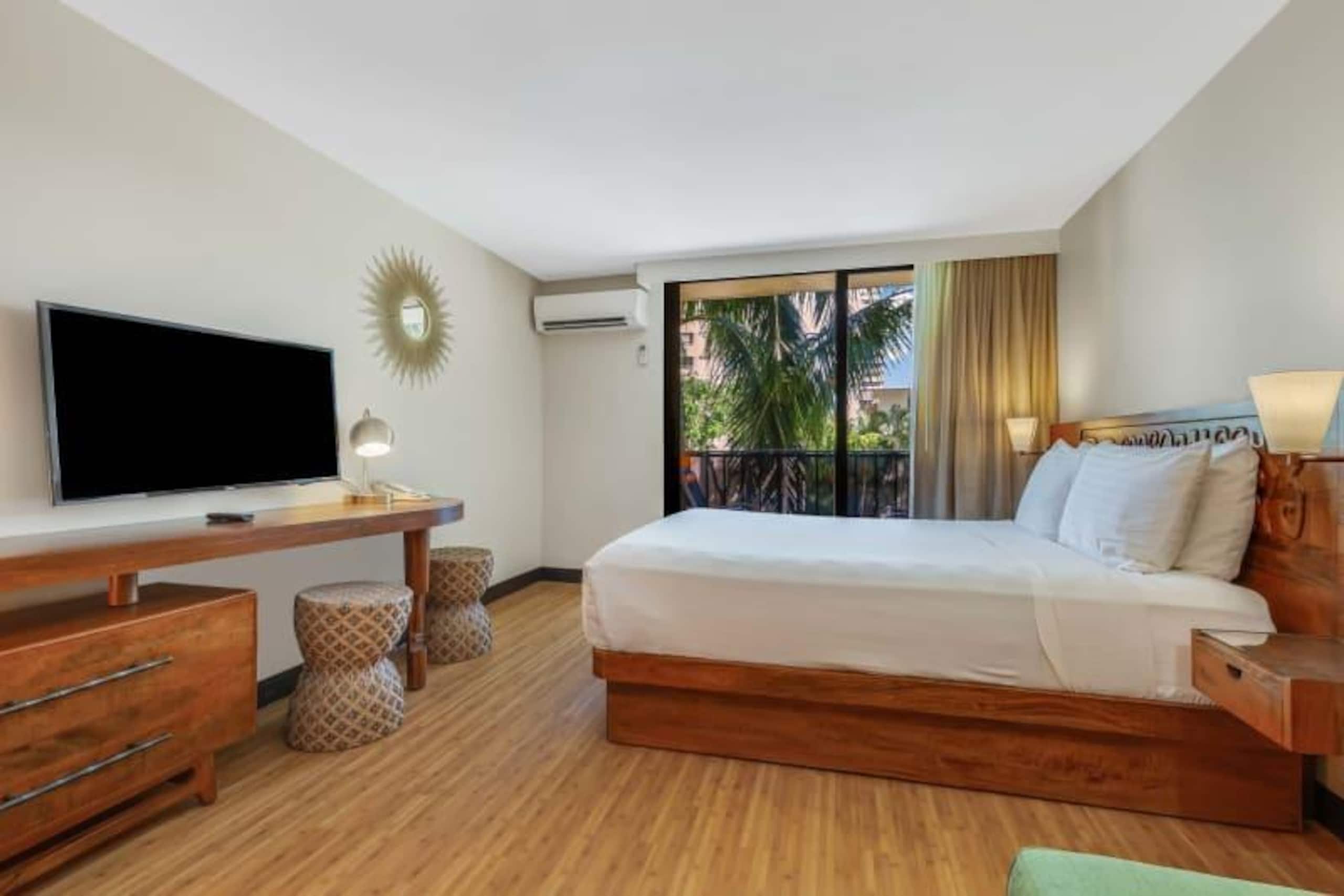 Condo in Honolulu · ★4.32 · Studio · 2 beds · 1 private bath - Image 9