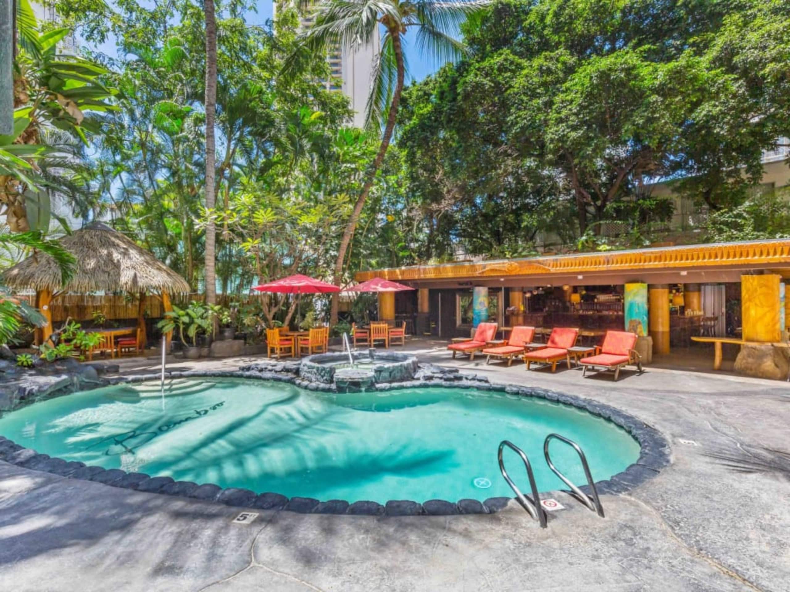 Condo in Honolulu · ★4.32 · Studio · 2 beds · 1 private bath - Image 35
