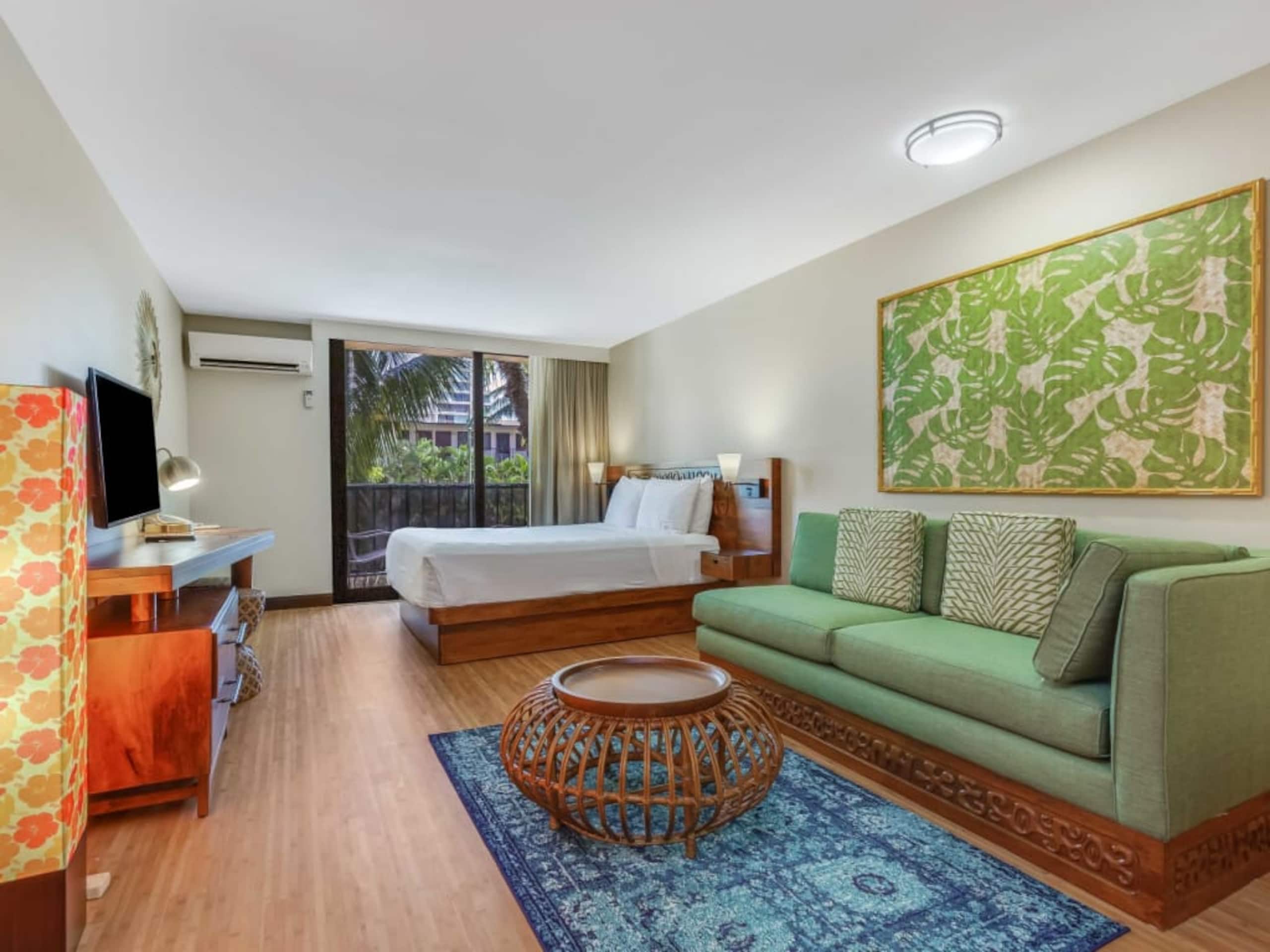 Condo in Honolulu · ★4.32 · Studio · 2 beds · 1 private bath - Image 2