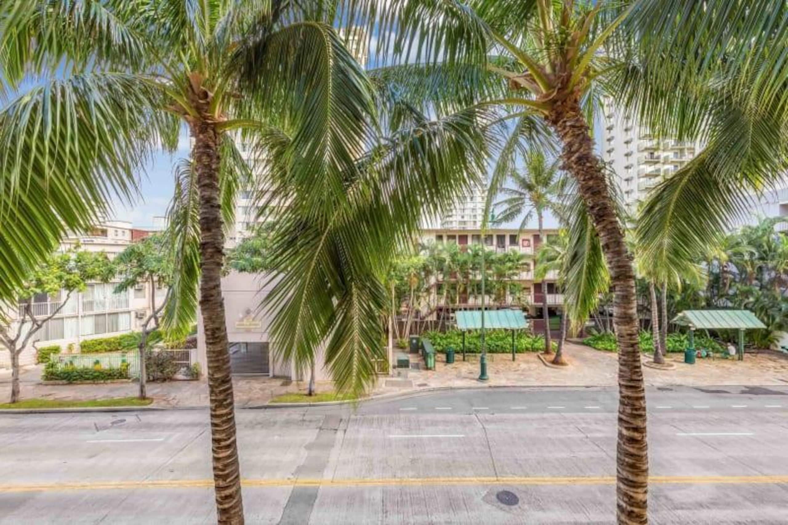 Condo in Honolulu · ★4.32 · Studio · 2 beds · 1 private bath - Image 15