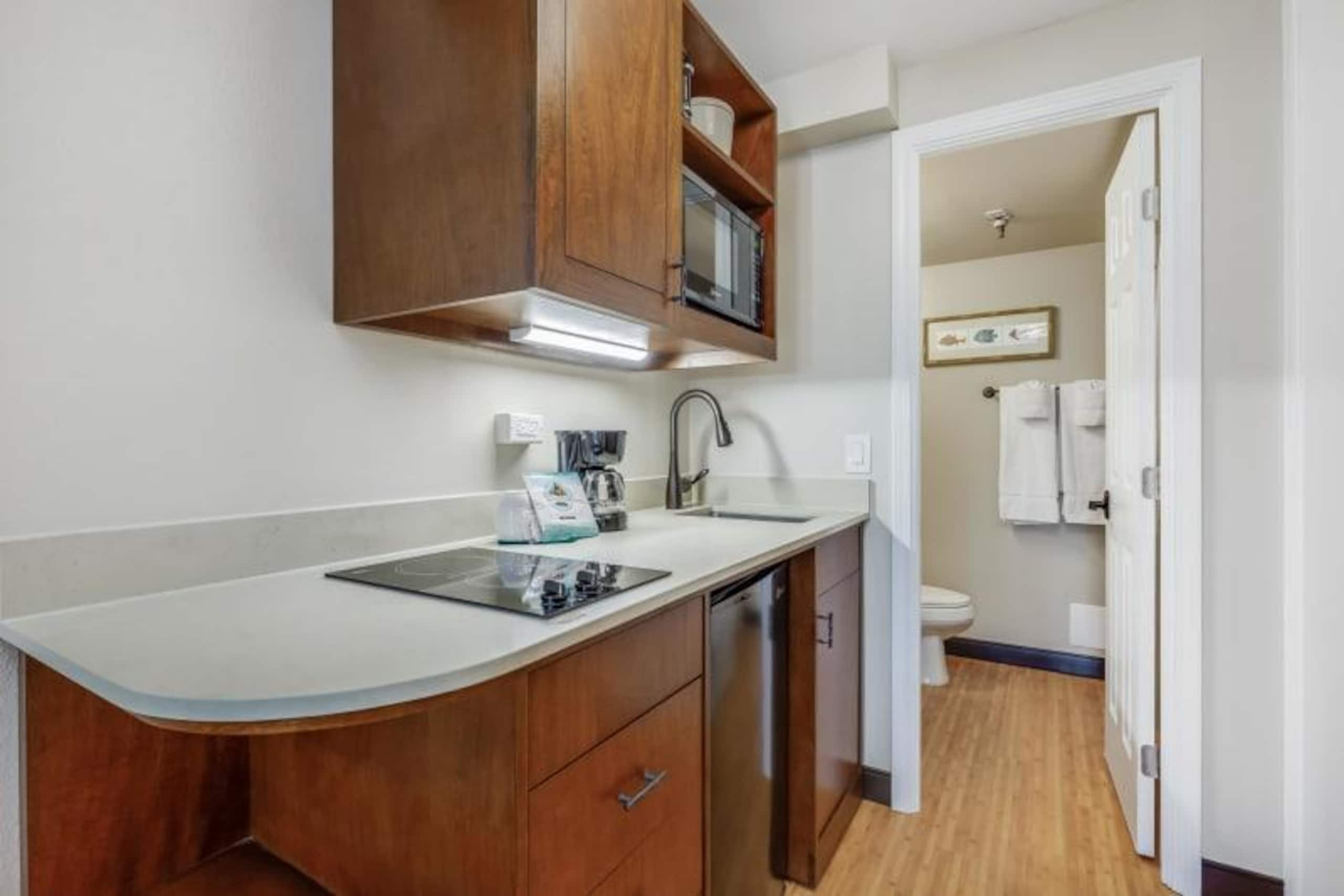 Condo in Honolulu · ★4.32 · Studio · 2 beds · 1 private bath - Image 3