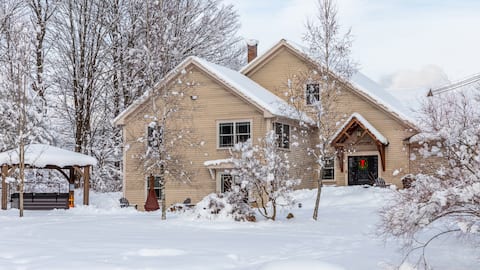 Two ponds, hot tub, sauna, 18 acres!