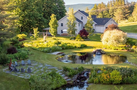 Hot tub, sauna, bar, two ponds, 18 acres!