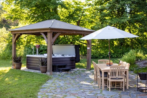 Hot tub, sauna, arcade, 18 acres