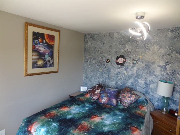 Cama tamaño queen en el tercer dormitorio. Habitación espacial