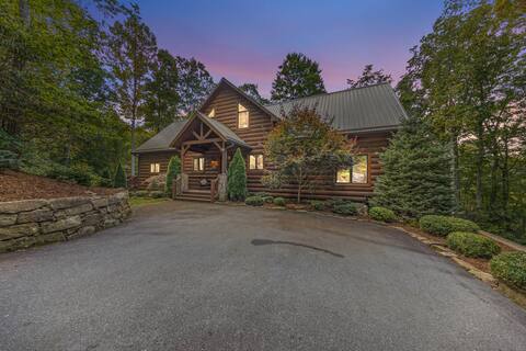 Luxury Log Cabin: Game Room + Wet Bar + Creek!