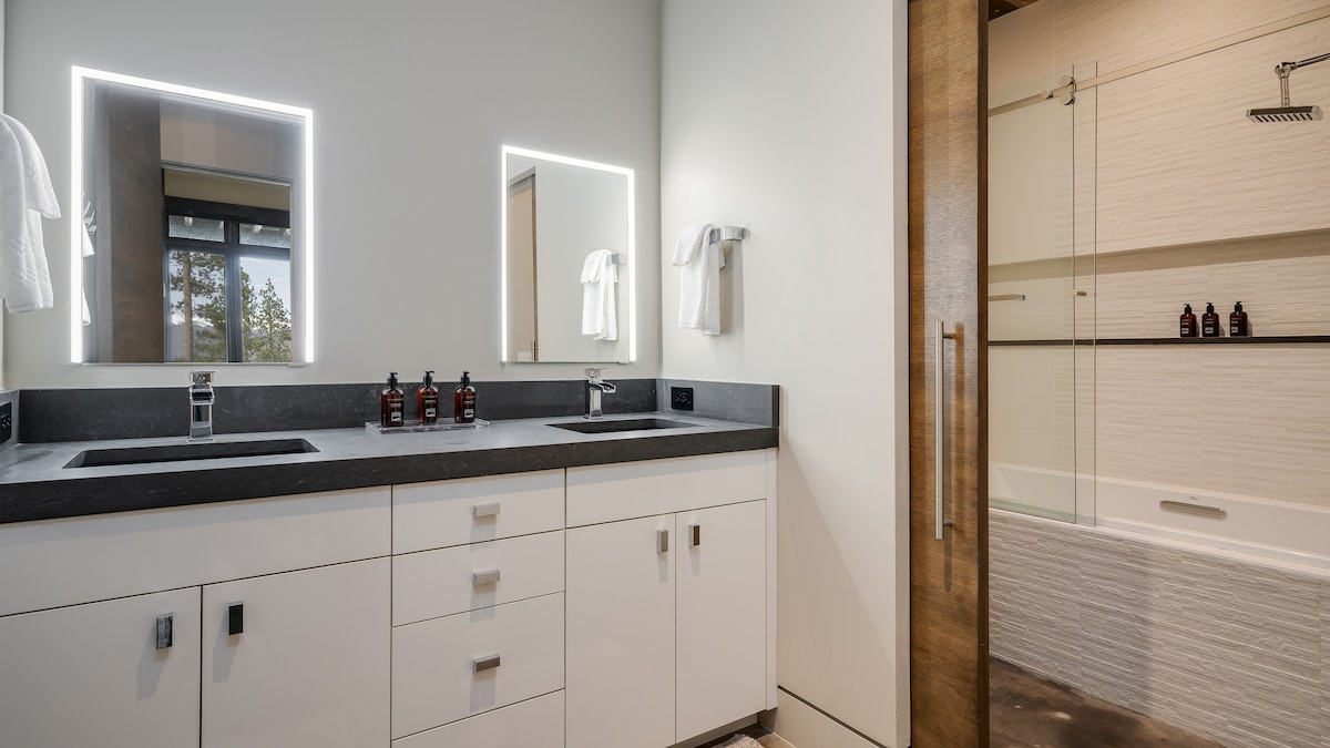 Hot Tub + Ski Shuttle – Vickery’s Vantage