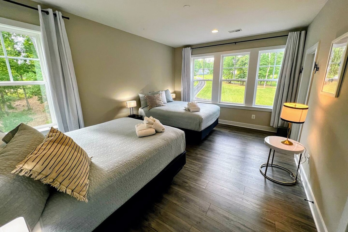 למעלה, חדר שינה זוגי קווין סייז.