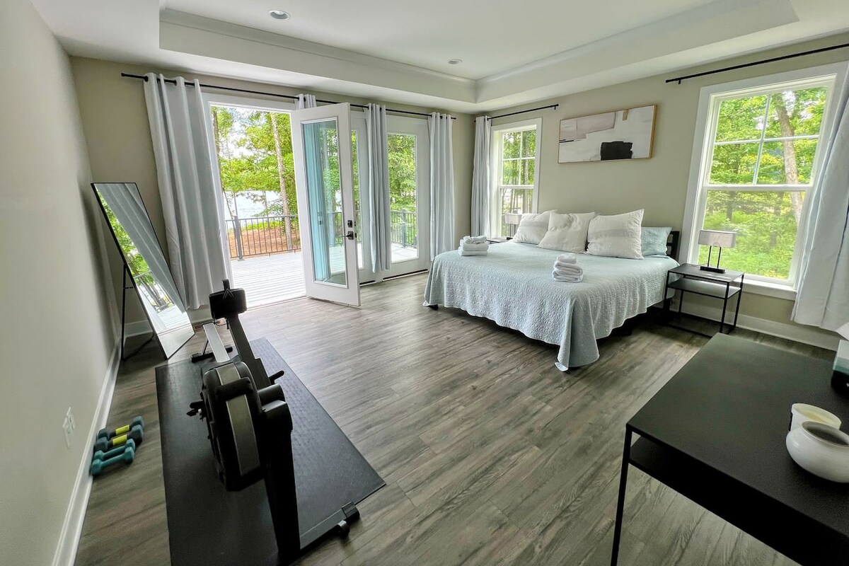 סוויטה ראשית גדולה עם גישה קלה למרפסת הגדולה ונוף מדהים למים.