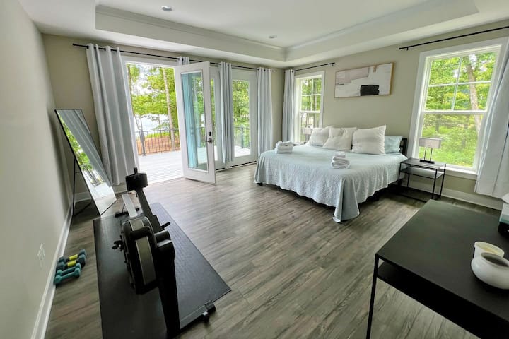 Veľký primárny apartmán s ľahkým prístupom na veľkú terasu a nádherným výhľadom na vodu.