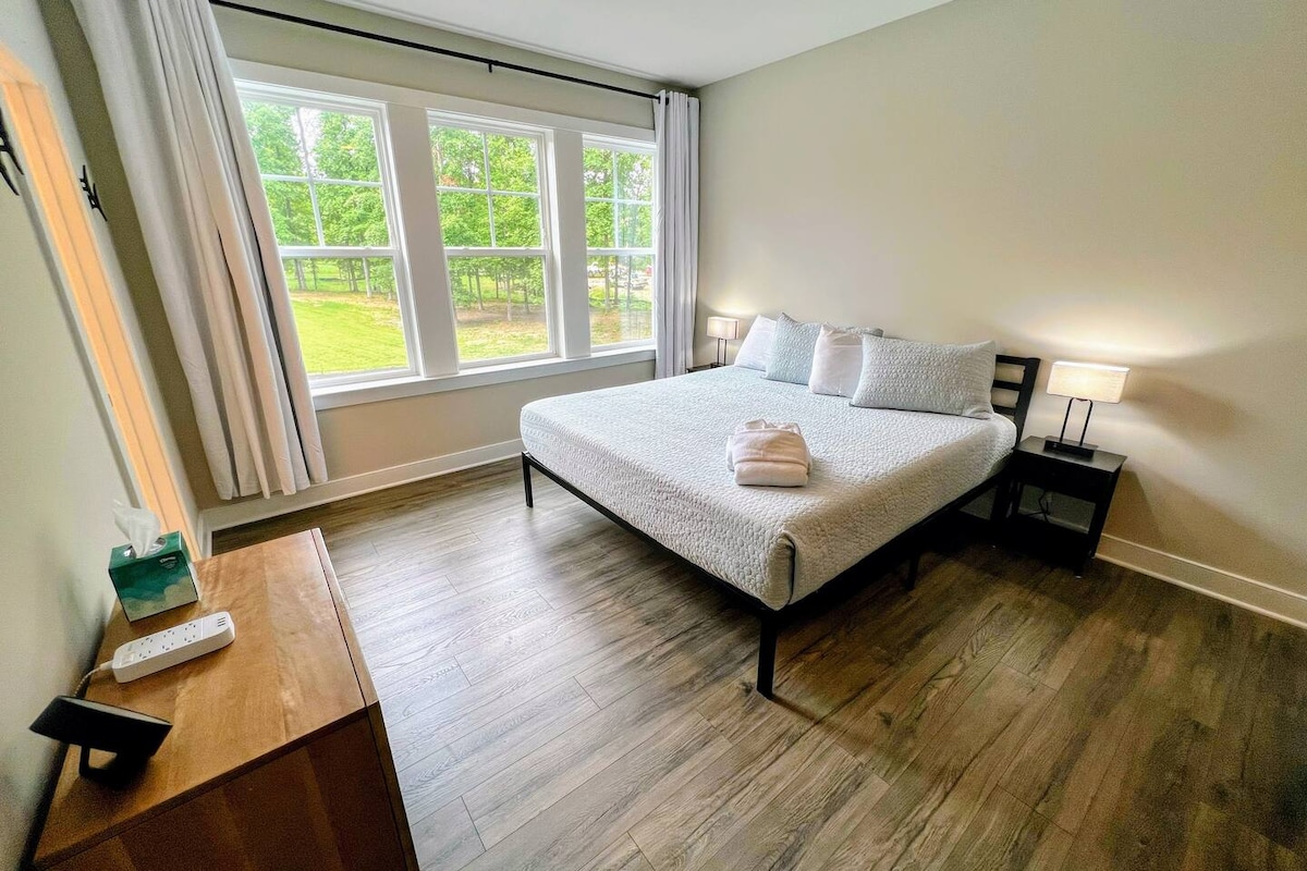 למעלה "ג'ק" קינג + חדר שינה עם מיטות קומתיים.