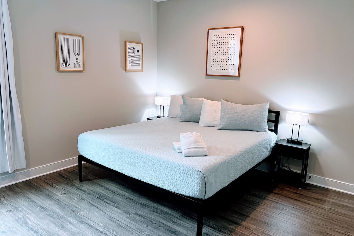 חדר שינה זוגי עם חדר רחצה נוח וחדר רחצה צמוד.