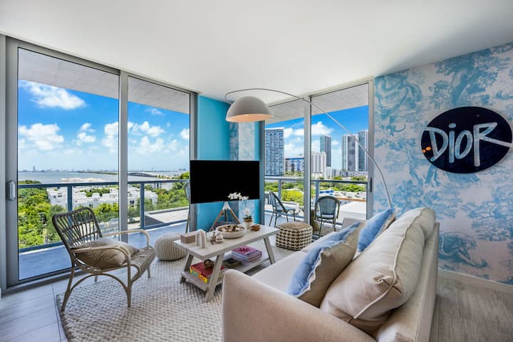 Designer's Dream! 2 Bedroom Condo With Bay Views - Miami Lakes, FL
