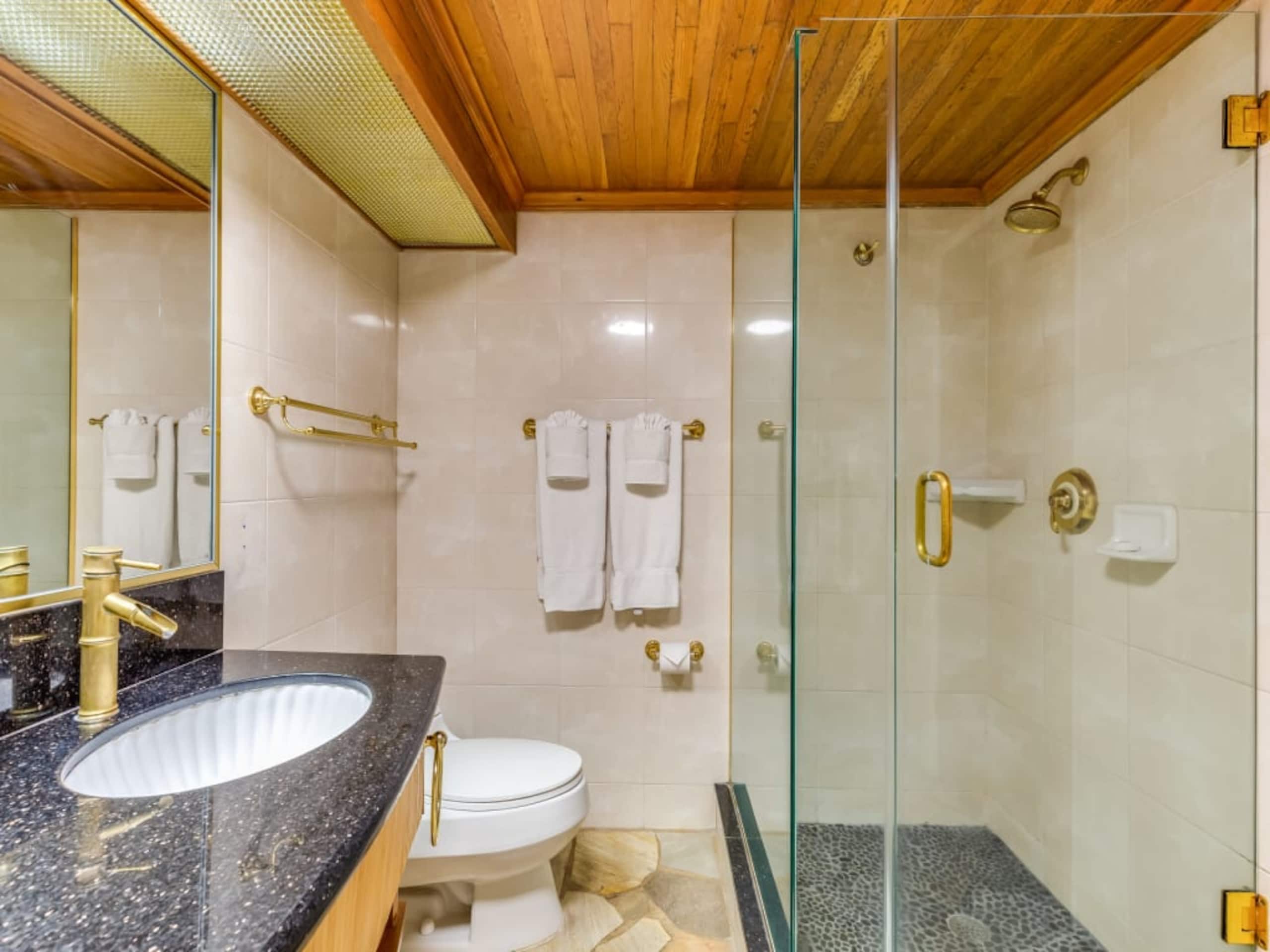 Condo in Honolulu · ★4.26 · 1 bedroom · 3 beds · 1 private bath - Image 29
