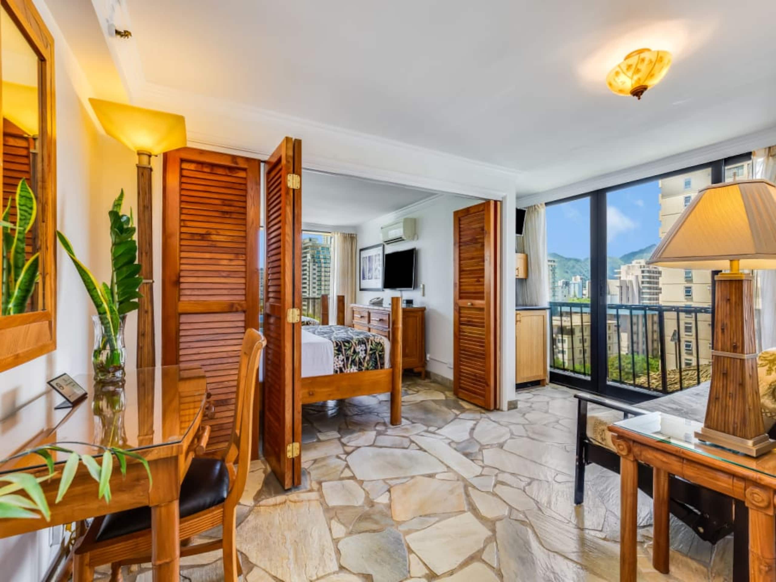 Condo in Honolulu · ★4.26 · 1 bedroom · 3 beds · 1 private bath - Image 2