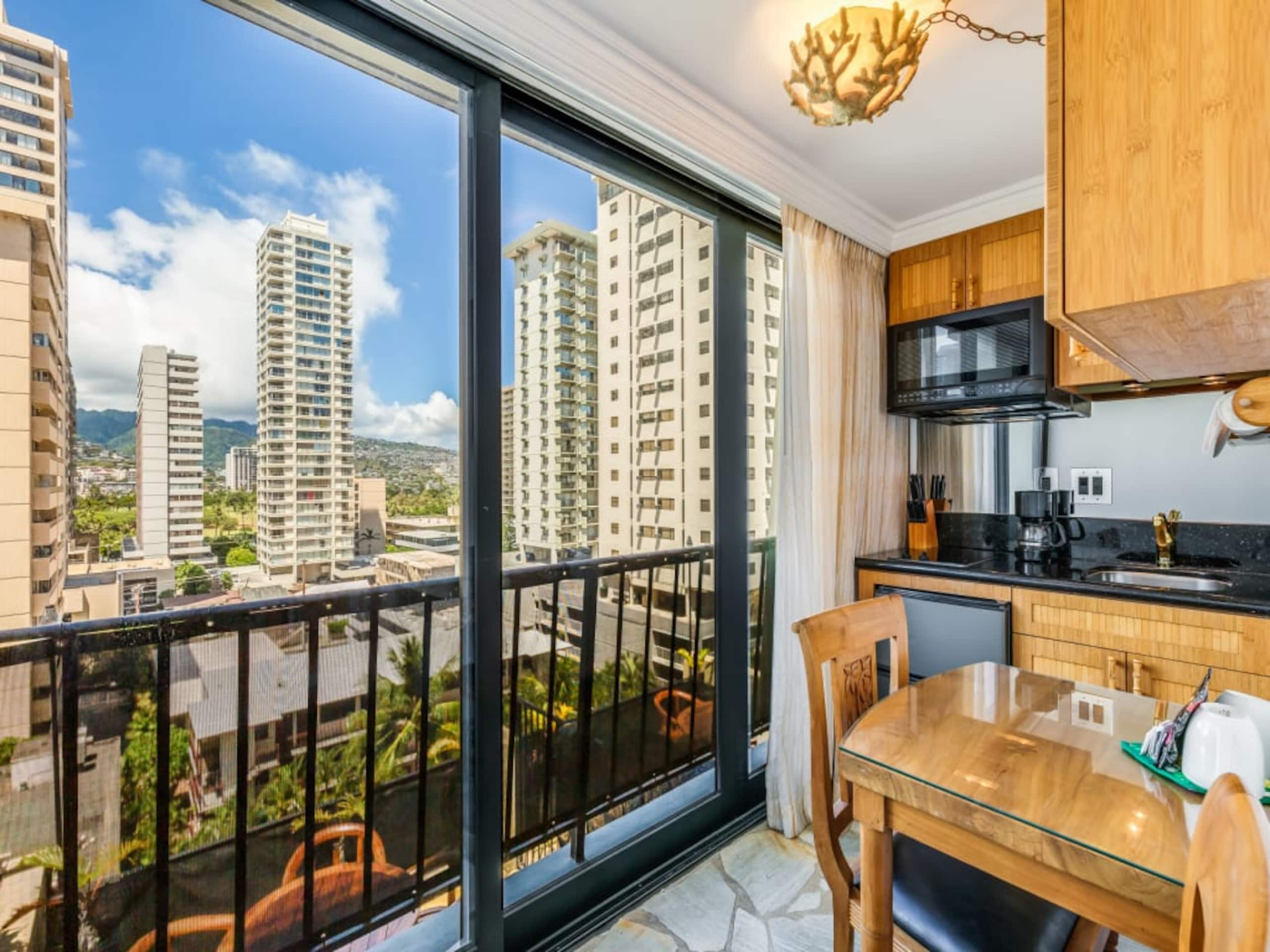 Condo in Honolulu · ★4.26 · 1 bedroom · 3 beds · 1 private bath - Image 7