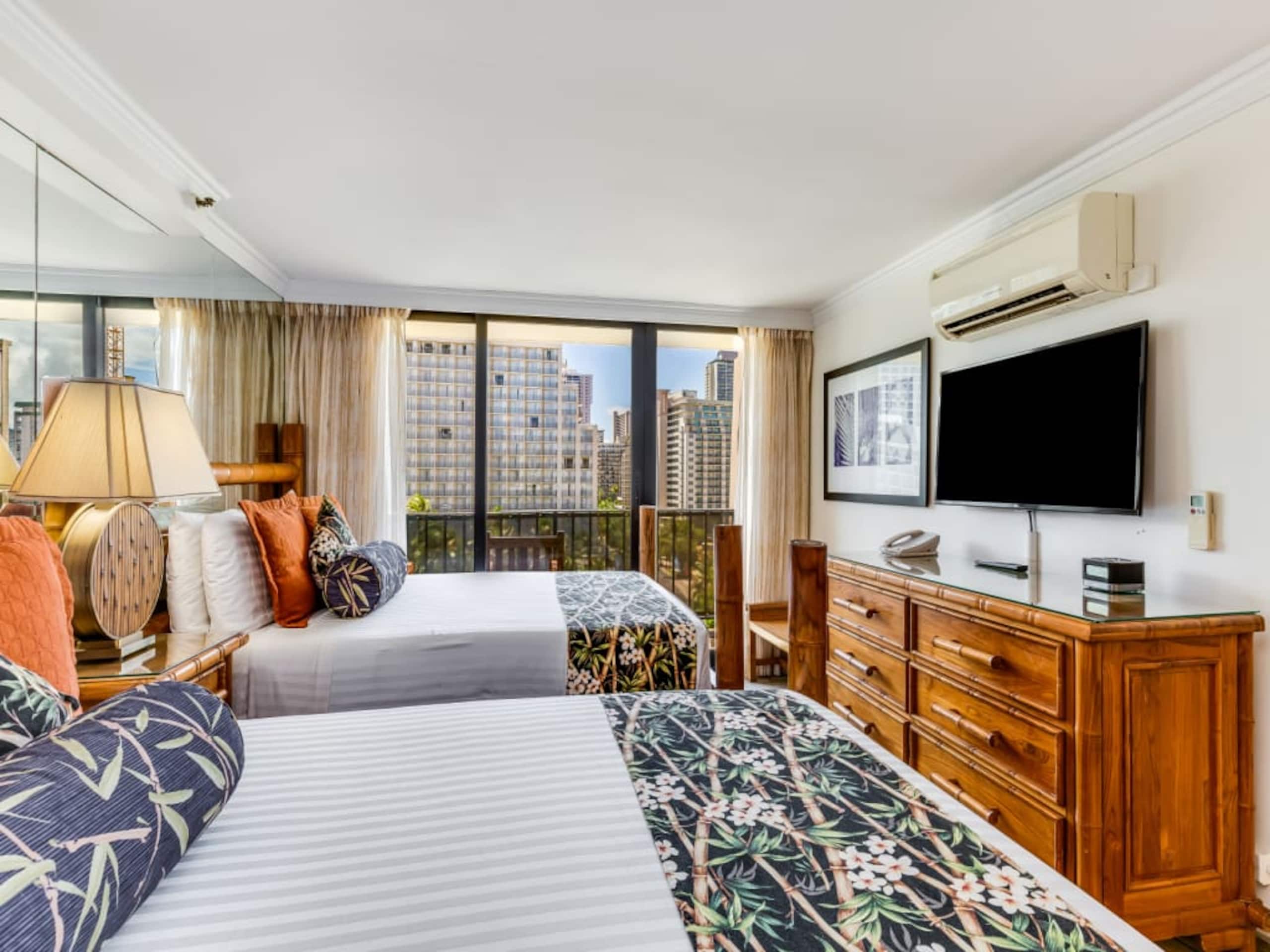 Condo in Honolulu · ★4.26 · 1 bedroom · 3 beds · 1 private bath - Image 27