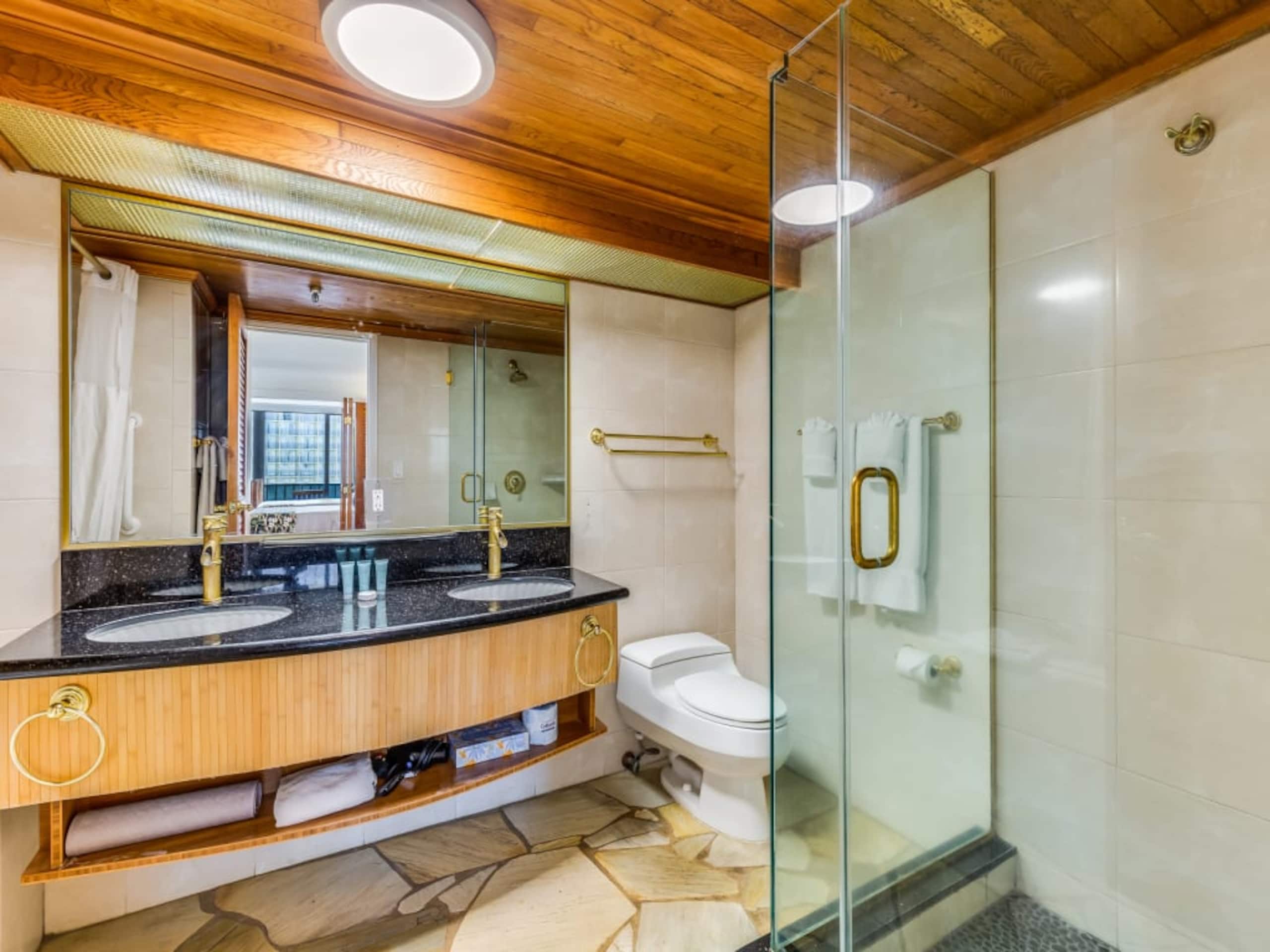 Condo in Honolulu · ★4.26 · 1 bedroom · 3 beds · 1 private bath - Image 30