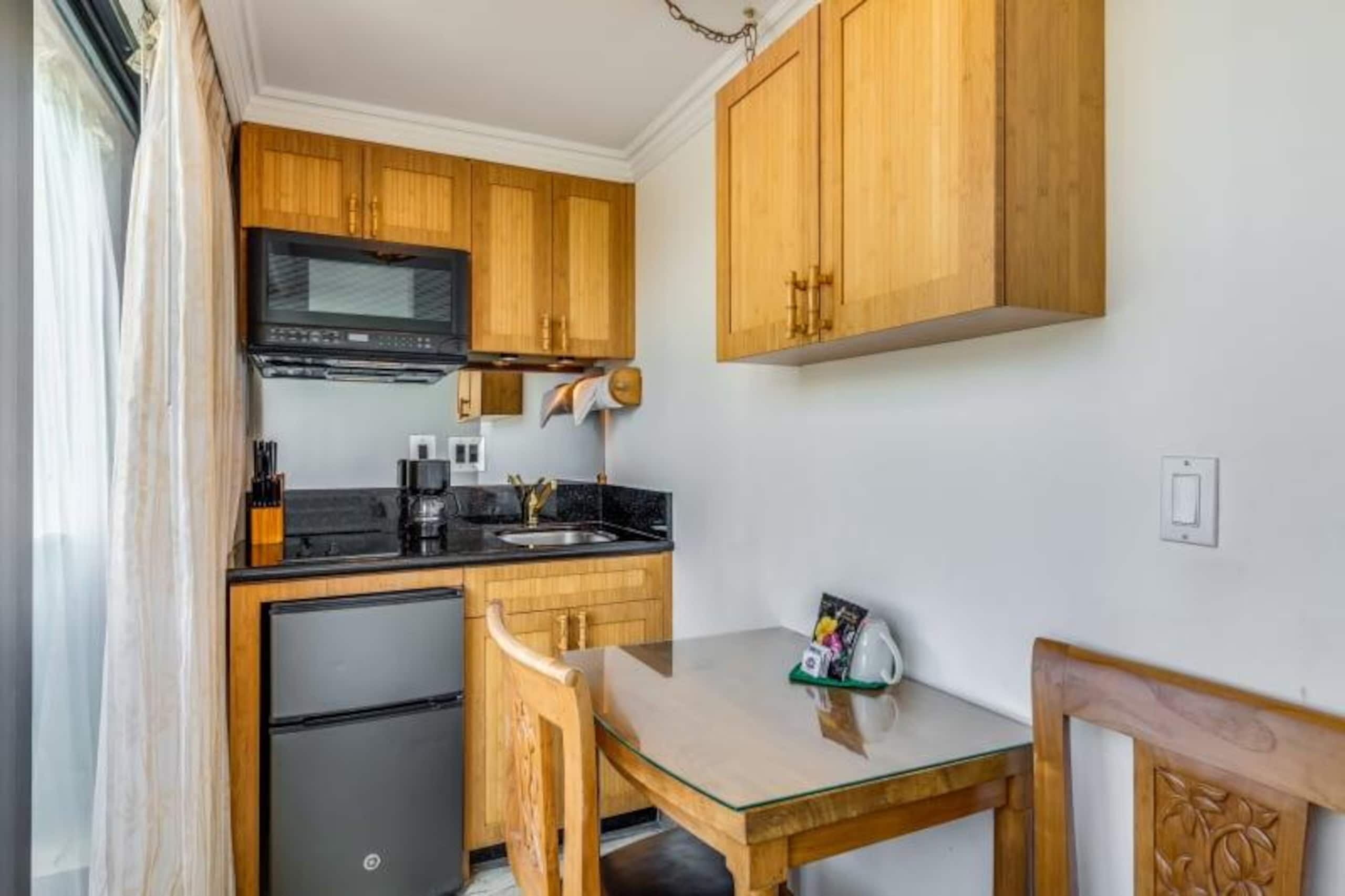 Condo in Honolulu · ★4.26 · 1 bedroom · 3 beds · 1 private bath - Image 3