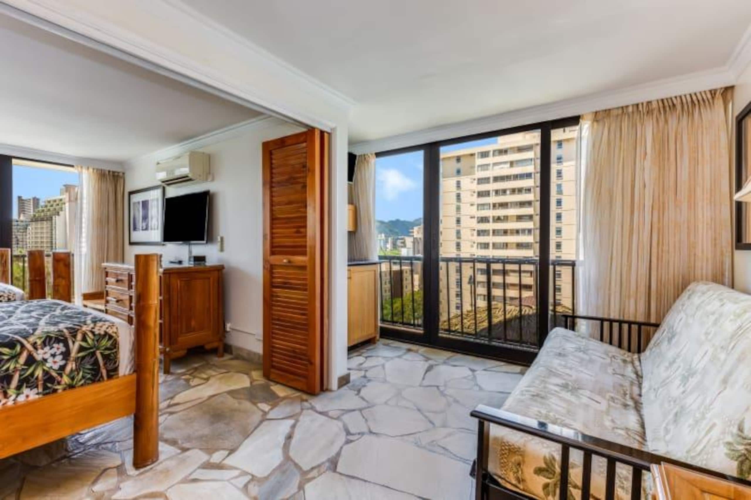 Condo in Honolulu · ★4.26 · 1 bedroom · 3 beds · 1 private bath - Image 15