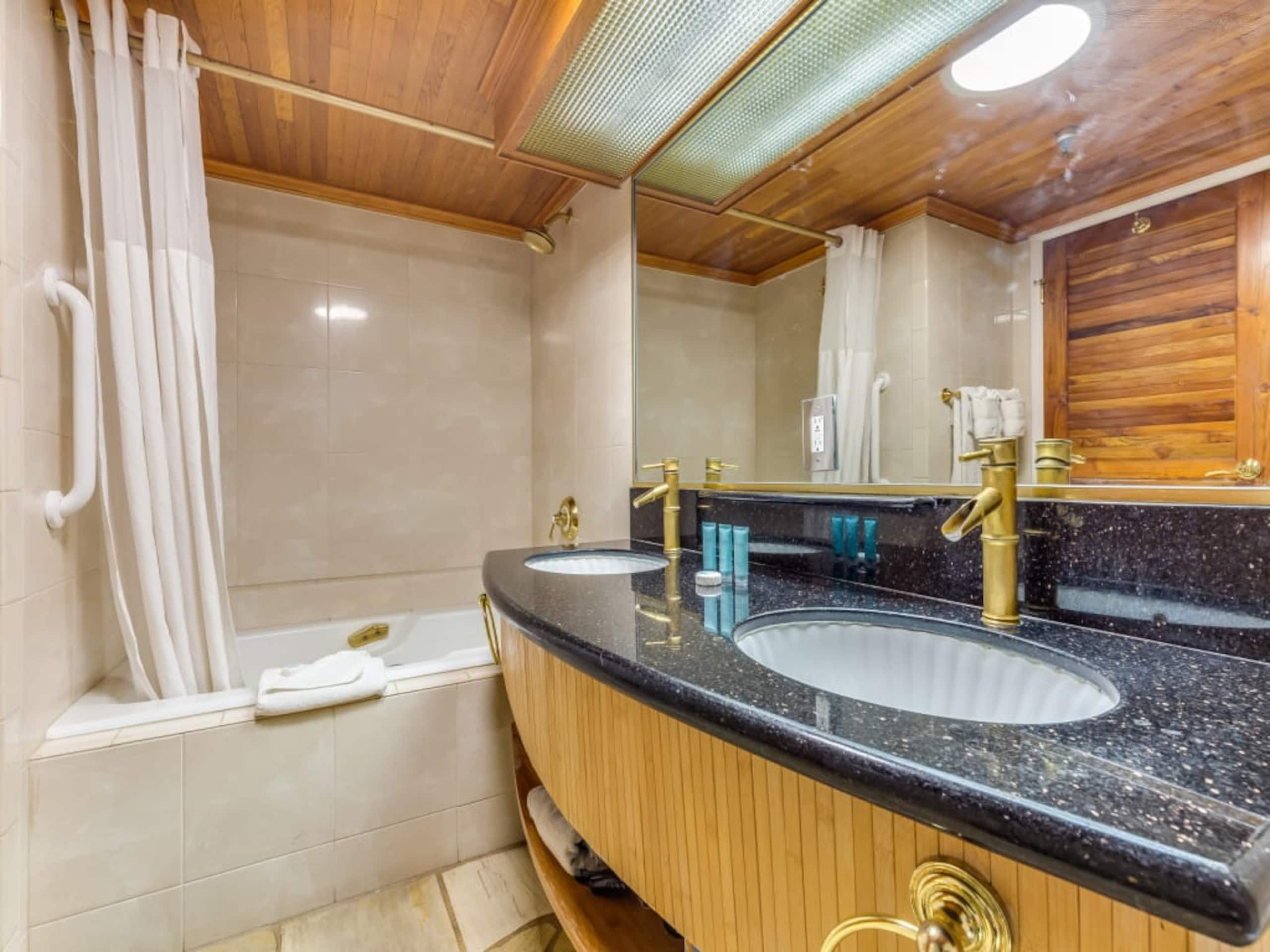 Condo in Honolulu · ★4.26 · 1 bedroom · 3 beds · 1 private bath - Image 31