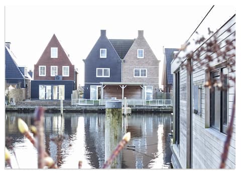 Lovely house on the water with 5 bed/bathrooms