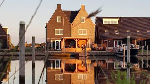Lovely house on the water with 5 bed/bathrooms