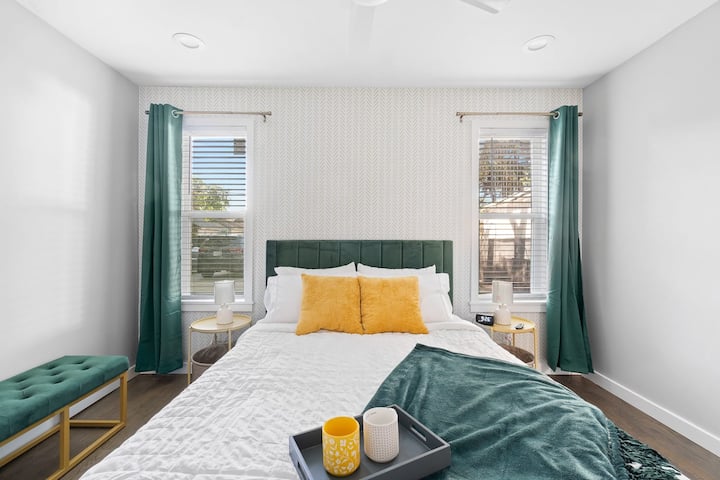 מיטת קווין סייז עם מזרן קצף נוח.