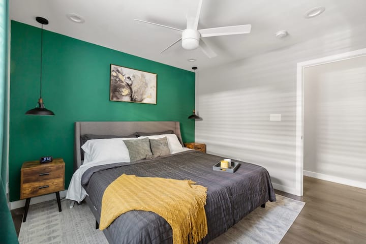 מיטת קינג סייז עם מזרן קצף זיכרון נוח.