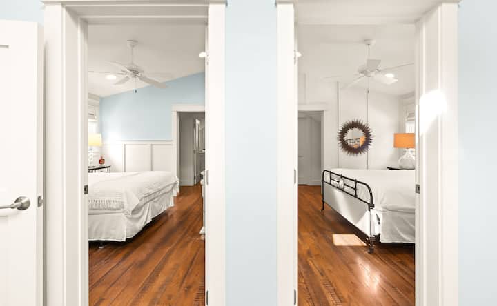 Dos habitaciones tamaño queen ofrecen capacidad adicional para 4 personas.