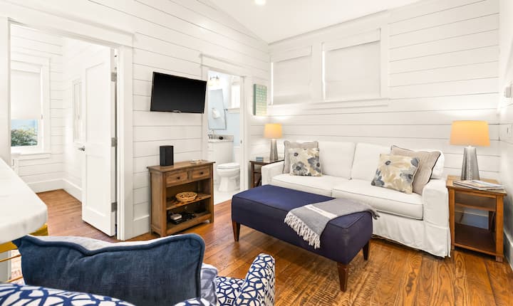 Disfruta de una sala de estar con TV inteligente y sofá cama tamaño queen