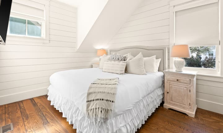 La Carriage House incluye un dormitorio privado tamaño king.