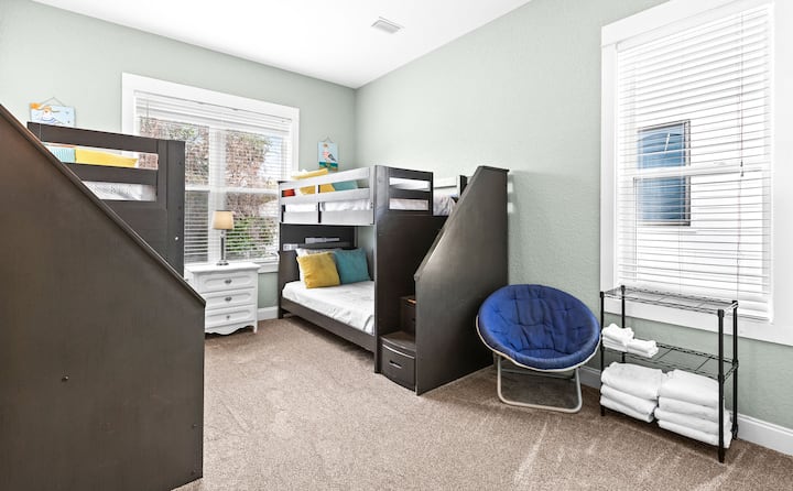 A tus hijos les encantará esta alegre habitación con literas