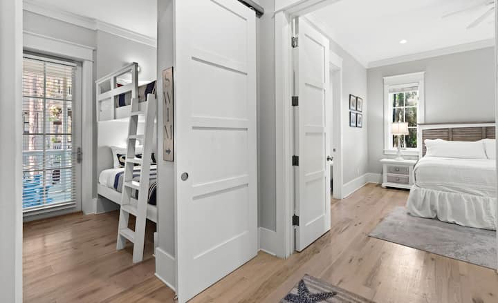 Влез во соба со кревети на спрат со врата што се затвора како врата на штала