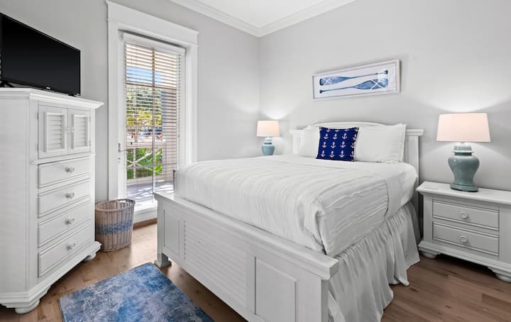 1st Floor Queen Suite 1